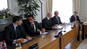 <b>LA VISTA DEL TAS. </b>A la izquierda, Alberto Contador con sus abogados durante la audiencia, el 21 de noviembre. De frente, los tres jueces del Tribunal de Arbitraje Deportivo.