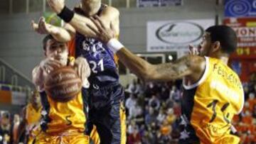 El pívot ucraniano del Valencia Basket Oleksiy Pecherov y los jugadores del Fuenlabrada, Daniel Pérez y el dominicano James Feldeine.