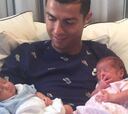 Cristiano Ronaldo ya conoce y posa con sus dos nuevos hijos