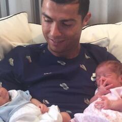 Cristiano Ronaldo ya conoce y posa con sus dos nuevos hijos