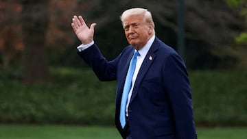 FILE PHOTO: U.S. President Donald Trump waves as he walks before departing for Florida from the South Lawn at the White House in Washington, D.C., U.S., March 28, 2025. REUTERS/Evelyn Hockstein/File Photo