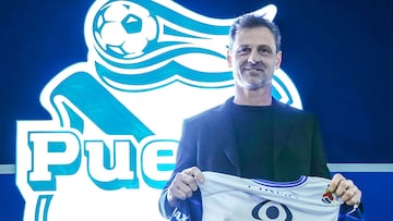 Diego Cocca posa con su camiseta de Puebla.