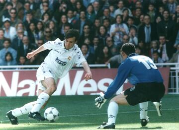 El delantero madrile?o se form en las categoras inferiores del Real Madrid. Visti de blanco desde 1992 hasta 1996 donde jug 29 partidos con el filial y 3 con el primer equipo. Marc 8 goles en total. 