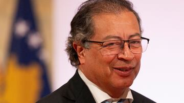 Paris (France), 25/07/2024.- Colombian president Gustavo Petro arrives to attend the Sport for Sustainable Development Summit ahead of the Paris Olympic games, at the Carroussel du Louvre in Paris, France, 25 July 2024. The Summit aims to mobilize the public and private sectors around the values of sport and financing for development, and to support the Paris Agreement on Sport and Sustainable Development, which consists of 10 commitments. (Francia) EFE/EPA/ANDRE PAIN