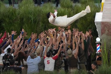 ...y baila sin miedo", dijo Bad Bunny después de dejarse caer desde la casita hacia un séquito de bailarines y extras que acompañaron su show antes de interpretar 'NuevaYoL'. Fue un show poderoso, enérgico, y con alta conciencia social. Y mucho ritmo.