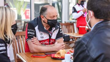 Fréd Vasseur charla con AS durante el GP de México.