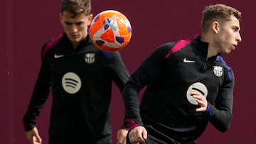 Los jugadores del FC Barcelona, Gavi y Fermín, durante el entrenamiento que realiza la plantilla barcelonista en la ciudad deportiva Joan Gamper para preparar el partido de liga que disputarán mañana ante el Real Betis Balonpié en el Estadio Olímpico Lluís Companys.