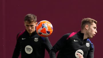 GRAFCAT6399. SANT JOAN DESPÍA (BARCELONA) (ESPAÑA), 04/04/2025.-Los jugadores del FC Barcelona, Gavi y Fermín ,durante el entrenamiento que realiza la plantilla barcelonista en la ciudad deportiva Joan Gamper para preparar el partido de liga que disputarán mañana ante el Real Betis Balonpié en el Estadio Olímpico Lluís Companys.EFE/ Enric Fontcuberta