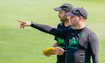 José Alberto, entrenador del Racing, con su segunda, Pablo Álvarez.