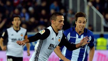 Soccer Football - Spanish King's Cup - Deportivo Alaves vs Valencia - Quarter Final Second Leg - Estadio Mendizorroza, Vitoria-Gasteiz, Spain - January 24, 2018 Valencia's Nemanja Maksimovic in action with Alaves’ Tomas Pina R