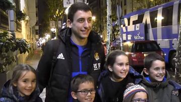 Oyarzabal, rodeado de niños ayer al llegar al hotel en el que hicieron noche.
