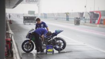 Los mec&aacute;nicos, trabajando hoy en el circuito de Losail.