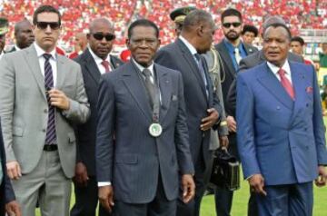 El presidente Teodoro Obiang de Guinea Ecuatorial, y su homólogo congoleño Denis Sassou-Nguesso asisten al partido inaugural de la Copa Africana de Naciones entre Guinea Ecuatorial y el Congo en el Estadio de Bata