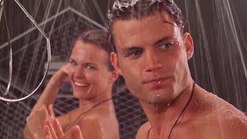 starship troopers escena duchas casper van dien dina meyer