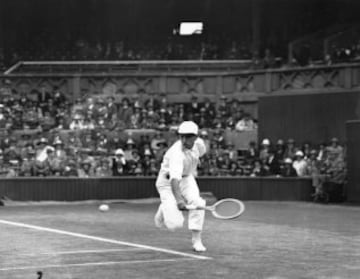 Ren Lacoste en 1924. El francs dise? en 1963 una raqueta de acero que fue toda una innovacin en el mundo del tenis. Los que jugaron con esta raqueta conquistaron 46 ttulos de Grand Slam entre 1966 y 1978. Fue usada especialmente por Billie Jean King y Jimmy Connors.