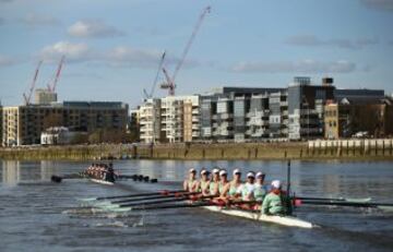 Los equipos femeninos de  Oxford y Cambridge 