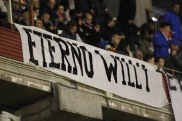 Sentido homenaje de la afición del Rayo en recuerdo al ex-portero nigeriano Wilfred.