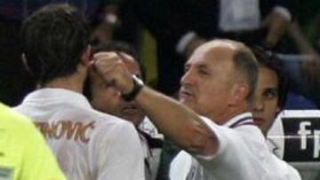 <B>AGRESIÓN</B>. El seleccionador luso perdió los papeles al final del encuentro Portugal-Serbia (1-1) y le regaló un puñetazo al sevillista Dragutinovic.