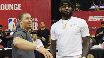 LAS VEGAS, NV - JULY 15: Head coach Tyronn Lue (L) of the Cleveland Cavaliers talks with LeBron James of the Los Angeles Lakers after a quarterfinal game of the 2018 NBA Summer League between the Lakers and the Detroit Pistons at the Thomas &amp; Mack Center on July 15, 2018 in Las Vegas, Nevada. NOTE TO USER: User expressly acknowledges and agrees that, by downloading and or using this photograph, User is consenting to the terms and conditions of the Getty Images License Agreement.   Ethan Miller/Getty Images/AFP
 == FOR NEWSPAPERS, INTERNET, TELCOS &amp; TELEVISION USE ONLY ==