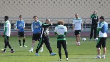 Pepe Mel en un entrenamiento del Betis antes de viajar a Jerez para concentrarse y entrenar el choque del Málaga.