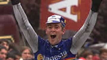 <B>DUELO EN LA META.</b> Aitor Osa batió a Bingen Fernández, su compañero de fuga, en un apretado sprint.