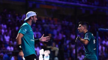 Galán y Chingotto animándose en el tercer set.