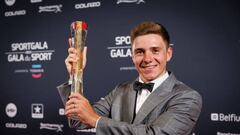 El ciclista belga Remco Evenepoel posa con el premio al deportista belga del año en la Sportgala.