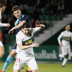 La mano de Acuña hunde al Elche en el descenso e impulsa al Alba