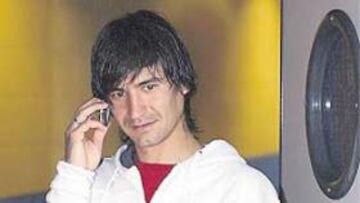 <b>EL HÉROE AL APARATO. </b>Sergio Pachón, ayer con el móvil.