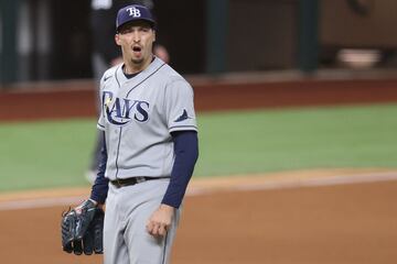 Blake Snell saltó al montículo por parte de los Rays. El serpentinero trabajó 5.1 entradas, recibió dos imparables, una carrera limpia, no caminó rivales y ponchó a nueve.