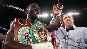 Terence &quot;Bud&quot; Crawford celebra su t&iacute;tulo de peso superligero de la WBC y la WBO.