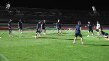 ¿Y esa chilena? Vean lo que hizo Pedri tras la salvada de Asensio en el fútbol-tenis de la Olímpica