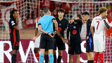 Soccer Football - Champions League - AS Monaco v FC Barcelona - Stade Louis II, Monaco - September 19, 2024 FC Barcelona's Eric Garcia reacts after he is shown a red card by referee Allard Lindhout REUTERS/Manon Cruz