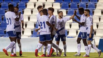 GRAF5365. SAN PEDRO DEL PINATAR (MURCIA), 25/08/2020.- Los jugadores del C.D Tenerife celebran el gol de Manu Apeh (2d), primero del equipo ante el Villarreal CF, hoy martes durante el partido amistoso que se disputa en el Pinatar Arena, en San Pedro del 