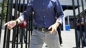 <b>EN EL TRABAJO. </b>Sergio Fernández, ayer, saliendo de las oficinas del Rico Pérez.