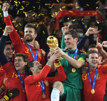 Gerard Piqué junto a Iker Casillas a la hora de levantar el trofeo que les otorgaba como campeones del mundo. 