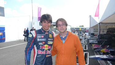 Carlos Sainz, con el enviado especial de AS, en la prueba de Silverstone 2011 de la Eurocup 2.0