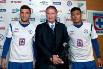 Campeón en México y en Chile con Universidad de Chile, el ex zaguero ejerció como DT en Cruz Azul, Everton, la U y La Serena, pero no obtuvo importantes logros.