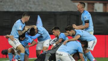 Los jugadores del Celta celebran el tanto del empate contra el Barcelona en Bala&iacute;dos.