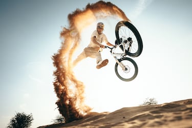 This image is free for editorial purposes only when used in relation to Red Bull Illume. Please always add the photographer credit: © Name of photographer / Red Bull Illume Photographer: Hannes Berger, Athlete: Fabio Wibmer, Location: Desert, Alsisar, India  // Red Bull Illume 2023 // SI202310051885 // Usage for editorial use only //