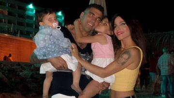 El fallecido futbolista José Antonio Reyes con su mujer, Noelia López, y con sus dos hijas, Noelia y Triana, una noche en la playa de Matalascañas (Huelva).