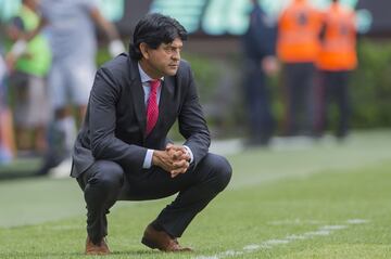 El ahora técnico de Chivas dejó un paso imborrable en el Fútbol Mexicano, con más de 240 goles y cuatro títulos de liga con Toluca como futbolista. Sin embargo, en los banquillos no ha corrido al momento con la misma fortuna. Lleva 12 años como técnico y ha dirigido a equipos como Olimpia de Paraguay, Chiapas, Querétaro, Puebla y Toluca, sin embargo, no ha conseguido título alguno desde entonces.