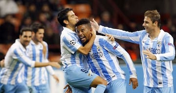 Saviola, Joaquín y Eliseu celebran un gol del Málaga en Champions.