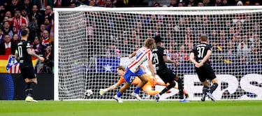 Kinsky se hizo un lío en la salida de balón, el balón le cayó a Julián Alvarez y se le cedió al centrocampista para que la cruzara.