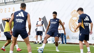 Jude Bellingham toca el balón en un rondón durante el entrenamiento matinal del tercer día de la pretemporada del Real Madrid.