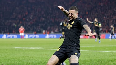 1-2. Joselu celebra el segundo gol que marca en el minuto 71 de partido. Doblete del delantero del Real Madrid.