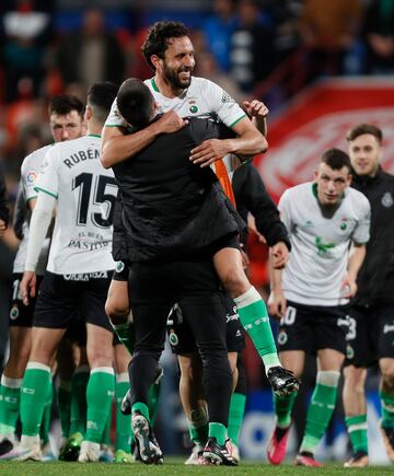 Germán, autor del gol del Racing en Lugo, felicitado por sus compañeros.