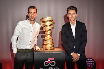 Nibali y Hindley posan junto al Trofeo Senza Fine en la presentación del Giro.
