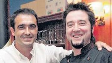<b>INVITADO DE LUJO EN EL ARANDIA DE JULEN</b>. Félix Sarriugarte fue el protagonista en el coqueto comedor del restaurante Arandia, en la Plaza de la Encarnación. Julen Prado, cocinero y máximo responsable del local, estuvo pendiente del entrenador del Athletic y le citó para una nueva visita. Esta vez, eso sí, acompañado de sus jugadores para disfrutar de una excelente alubiada.
