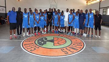 Amadou Gallo Fall, junto a otras personalidades y jugadores, durante un acto de la NBA en África